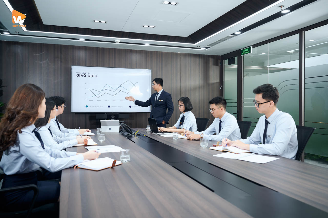 Lãnh đạo VFS Securities tại phòng làm việc riêng trong dự án chụp ảnh profile